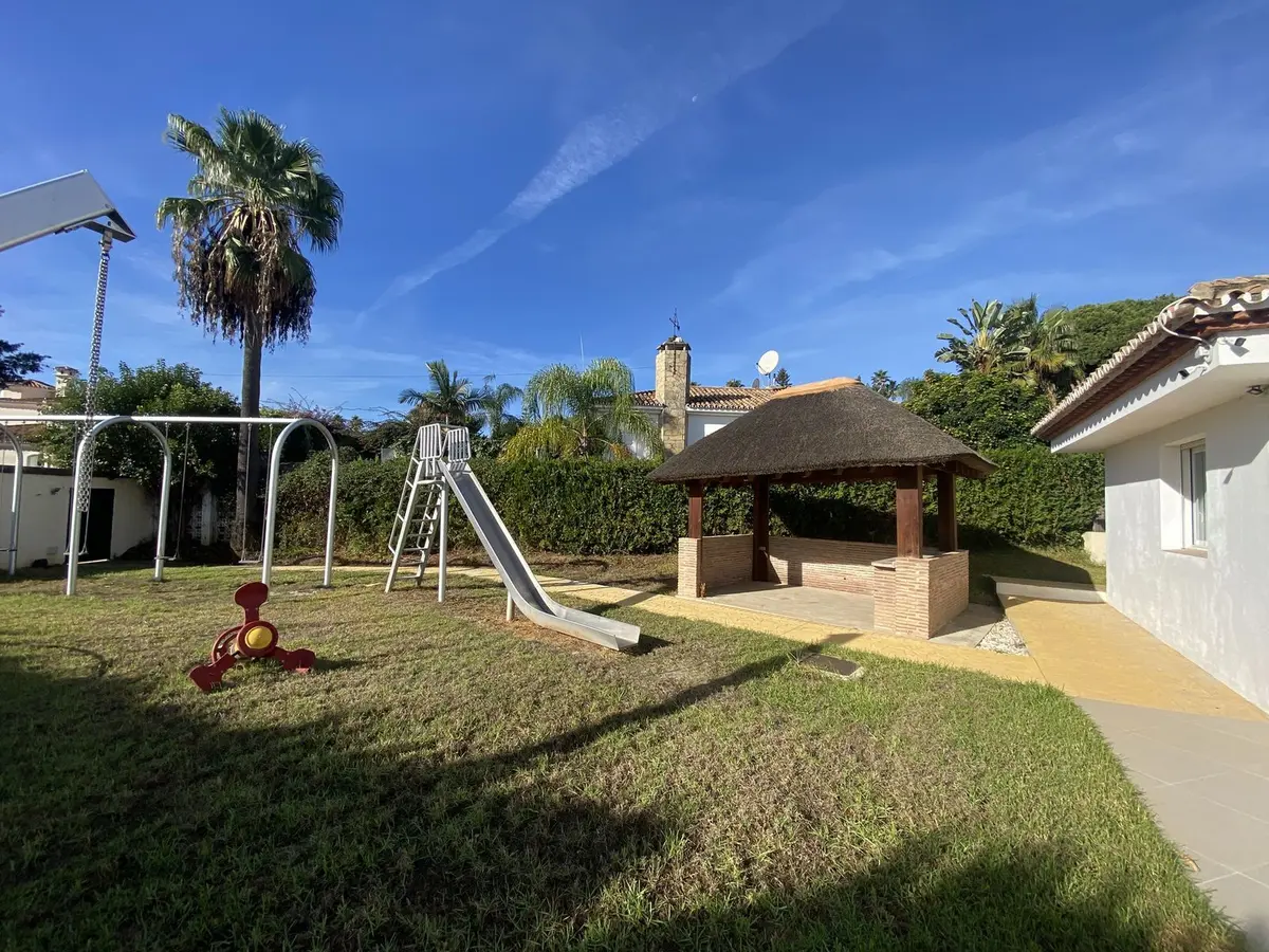Detached Villa in El Paraiso