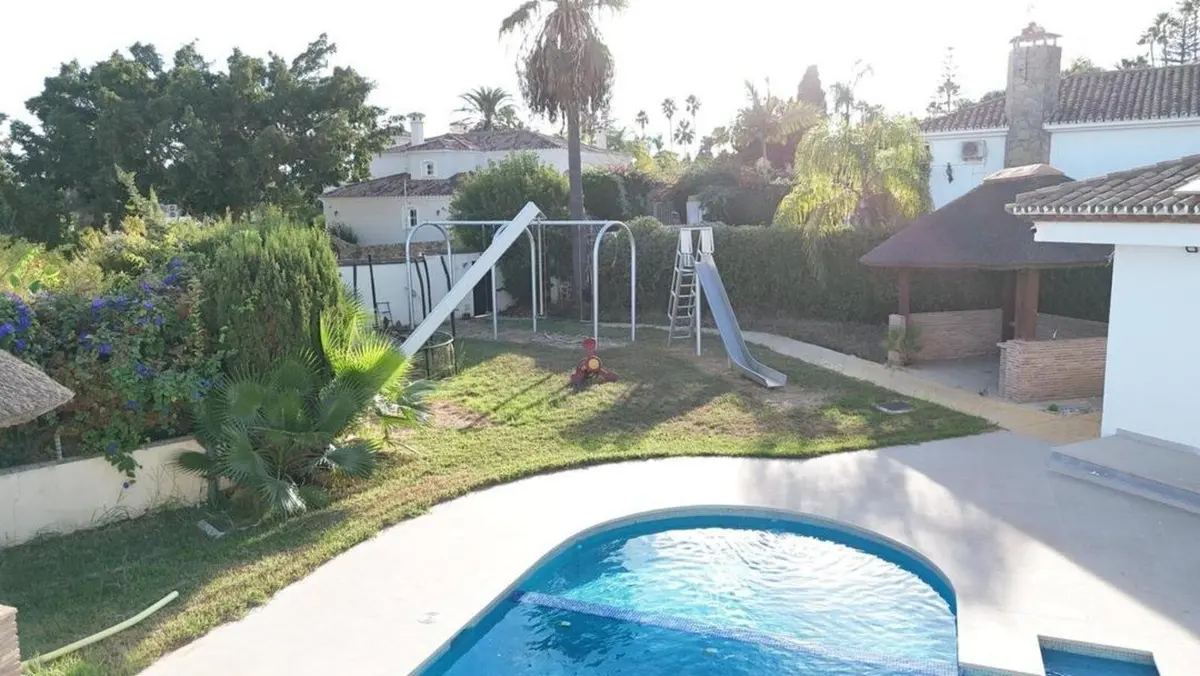 Detached Villa in El Paraiso