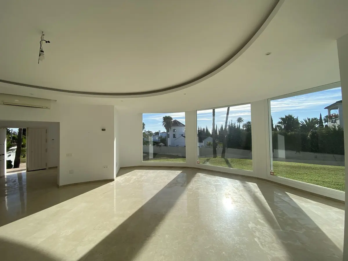 Detached Villa in El Paraiso
