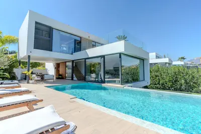 Four-Bedroom Frontline Golf Villa in El Campanario