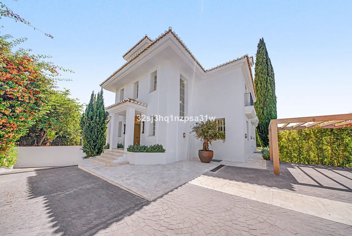 Detached Villa in Nueva Andalucía