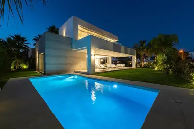 Beachside 5 Bedroom Villa in Río Real, Marbella
